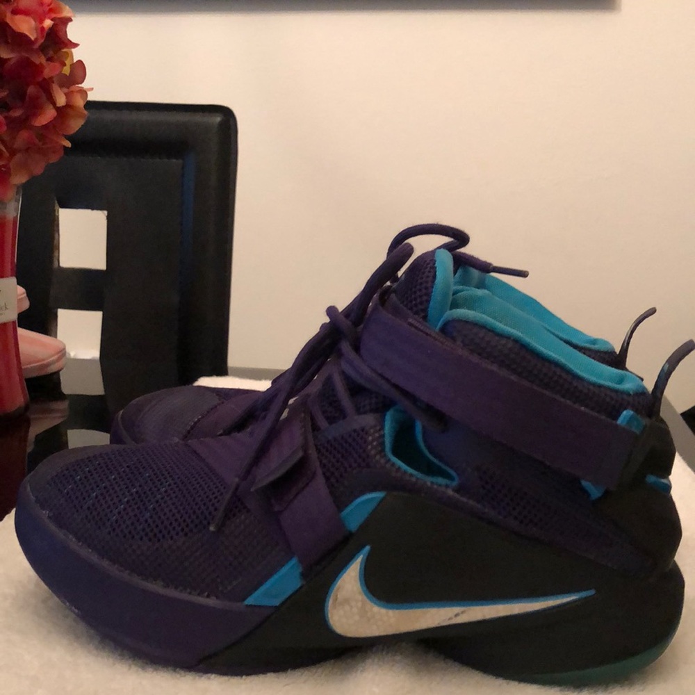 NIKE LEBRON JAMES HIGH TOP SNEAKERS WOMENS SIZE 6Y